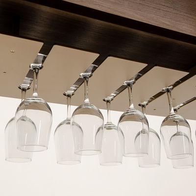 Equipamento de fixação de vidros de vinho sustentável